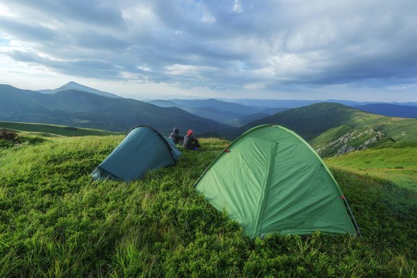 Comment choisir une tente pour un camping en région de haute altitude avec des vents forts?