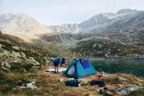 Quels sont les équipements nécessaires pour un camping en région de toundra en été?